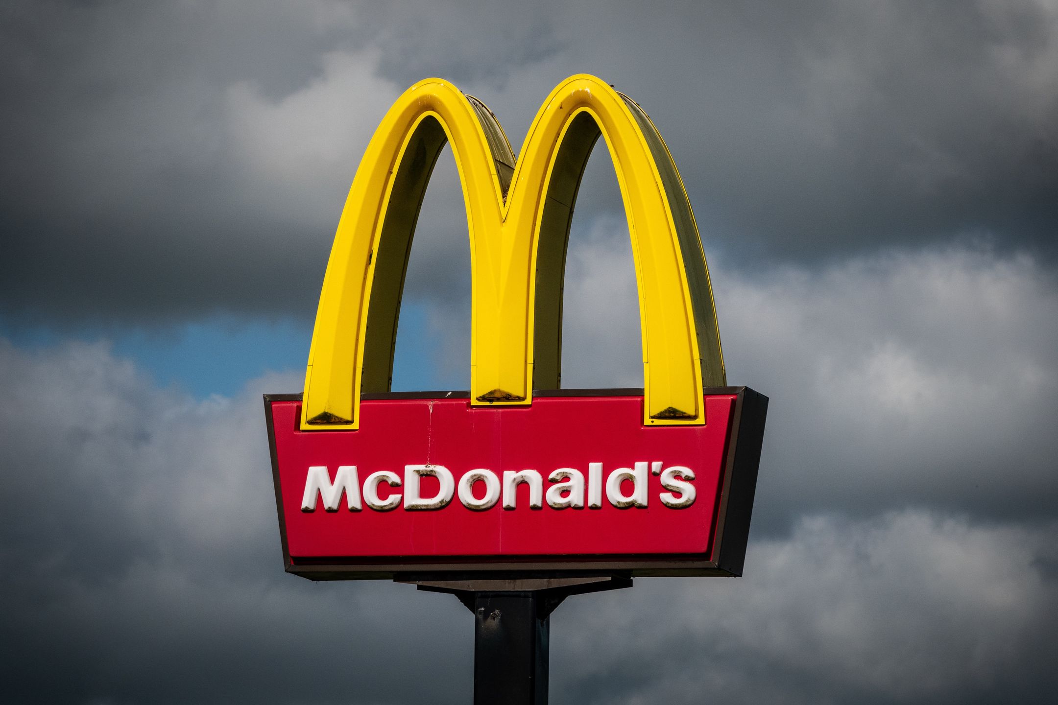 ST AUSTELL, UNITED KINGDOM - AUGUST 14: The sun shines on the yellow Golden Arches logo of the fast food restaurant McDonald's near Saint Austell, on August 14, 2024 in Cornwall, England. Founded in 1940, American multinational fast food chain McDonald's Corporation, best known for its Big Mac hamburgers, cheeseburgers and french fries, is the world's largest fast food restaurant chain.  (Photo by Matt Cardy/Getty Images)