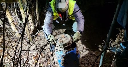 Kłodzko. Narkotyki zakopane w beczkach. Policja zapowiada zatrzymania