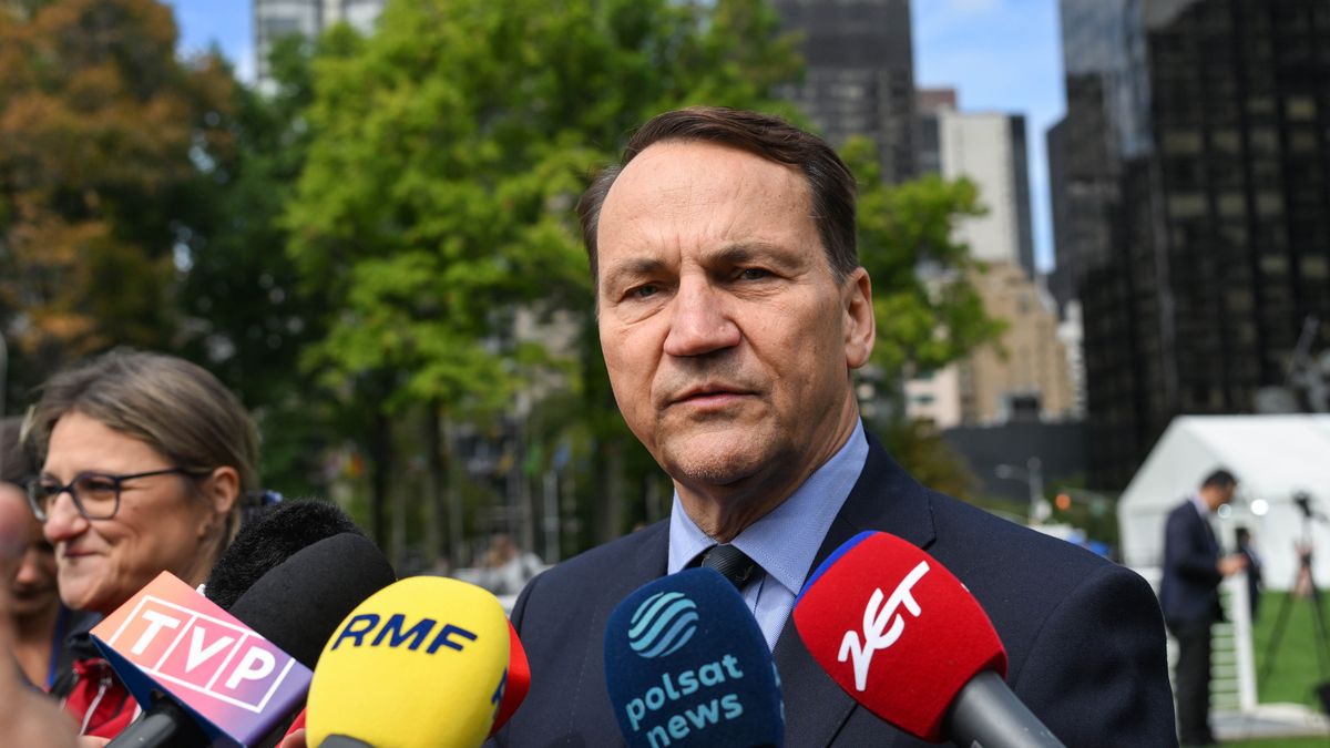 Nowy Jork, USA, 22.09.2026. Wicepremier, minister spraw zagranicznych RP Radosław Sikorski rozmawia z mediami po zakończeniu debaty generalnej 81. sesji Zgromadzenia Ogólnego ONZ w Nowym Jorku, 22 bm. (sko) PAP/Radek Pietruszka