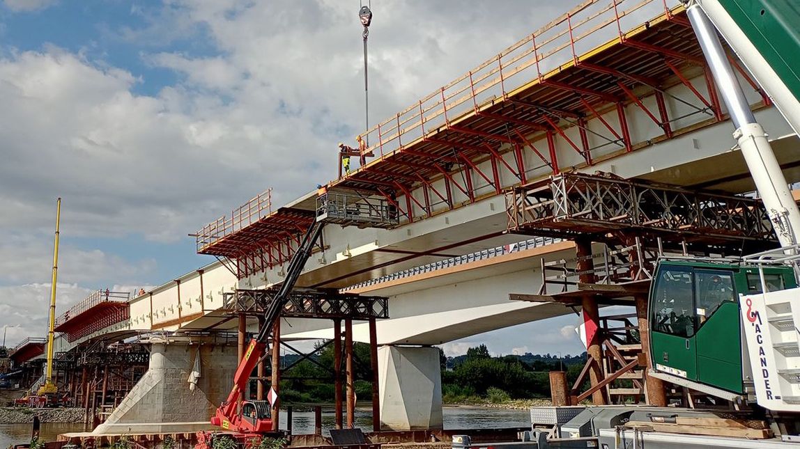 Montaż deskowania chodników na moście w Sandomierzu