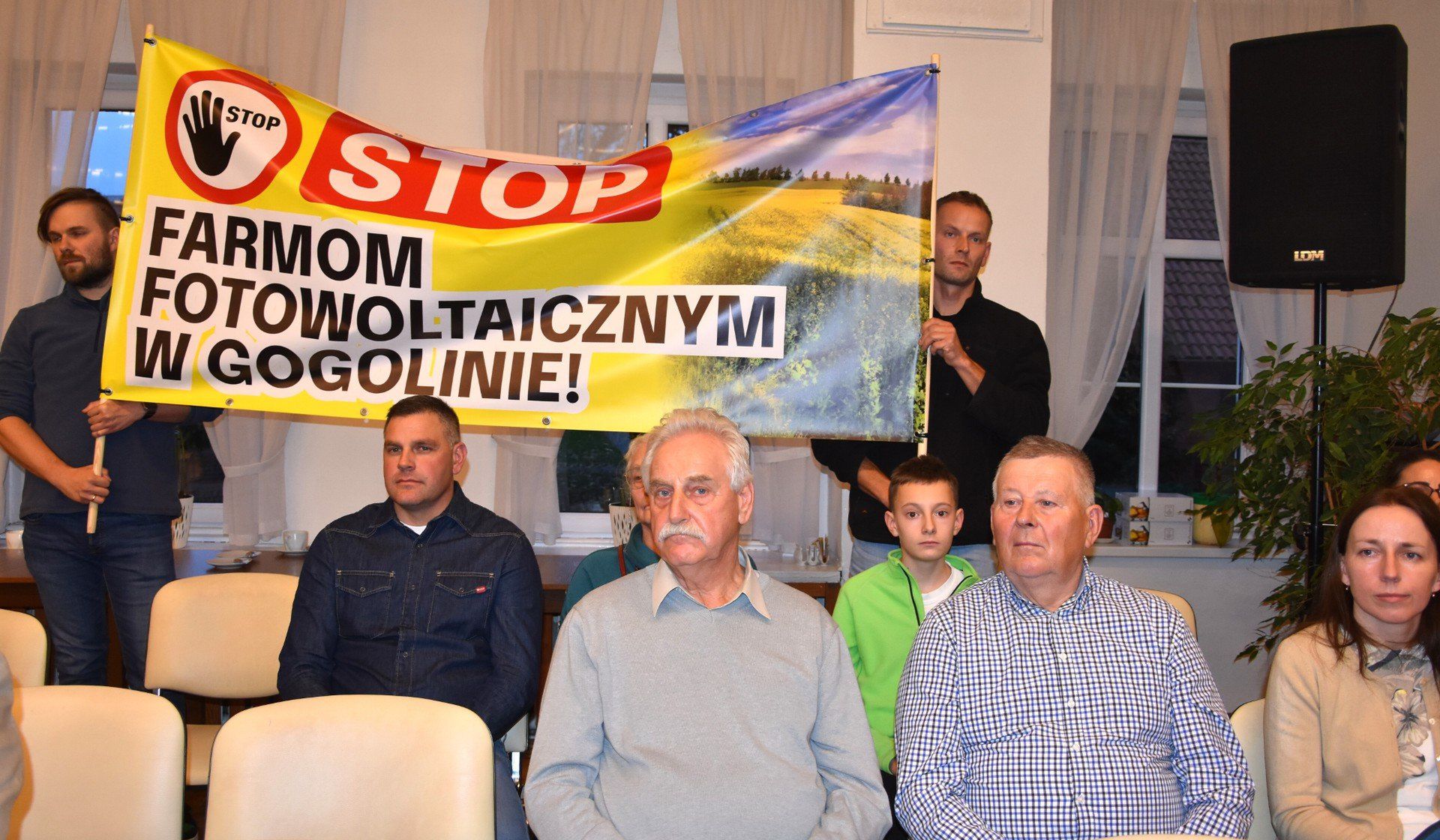 Mieszkańcy Gogolina nie odpuszczają. Z transparentem i petycją zjechali do ratusza w Koronowie. Domagają się pomocy