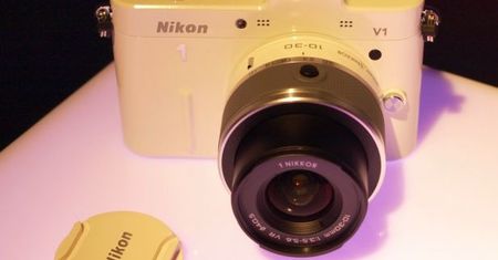 Otwierasz bezlusterkowca Nikon V1, a tam... sensor Aptiny