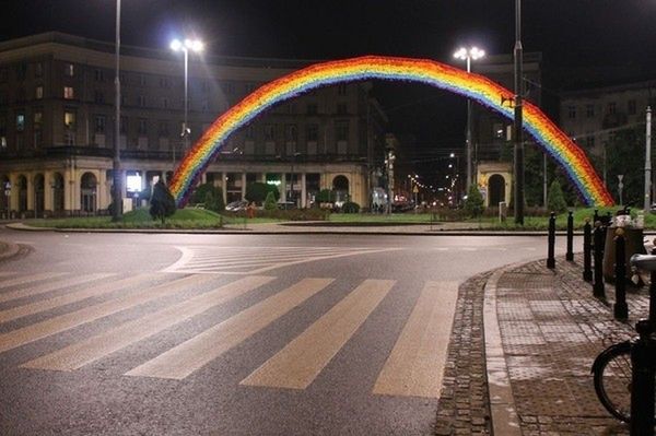 Tęcza zniknęła z placu Zbawiciela. Stanie przed Centrum Sztuki Współczesnej?