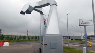 Pojawiają się na autostradach. Kierowca musi podjechać pod urządzenie