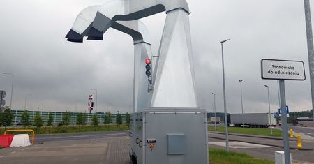 Pojawiają się na autostradach. Kierowca ciężarówki powinien podjechać pod urządzenie