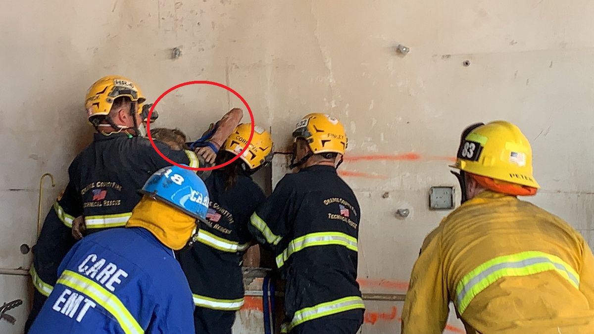 Kobieta utknęła pomiędzy ścianami budynków