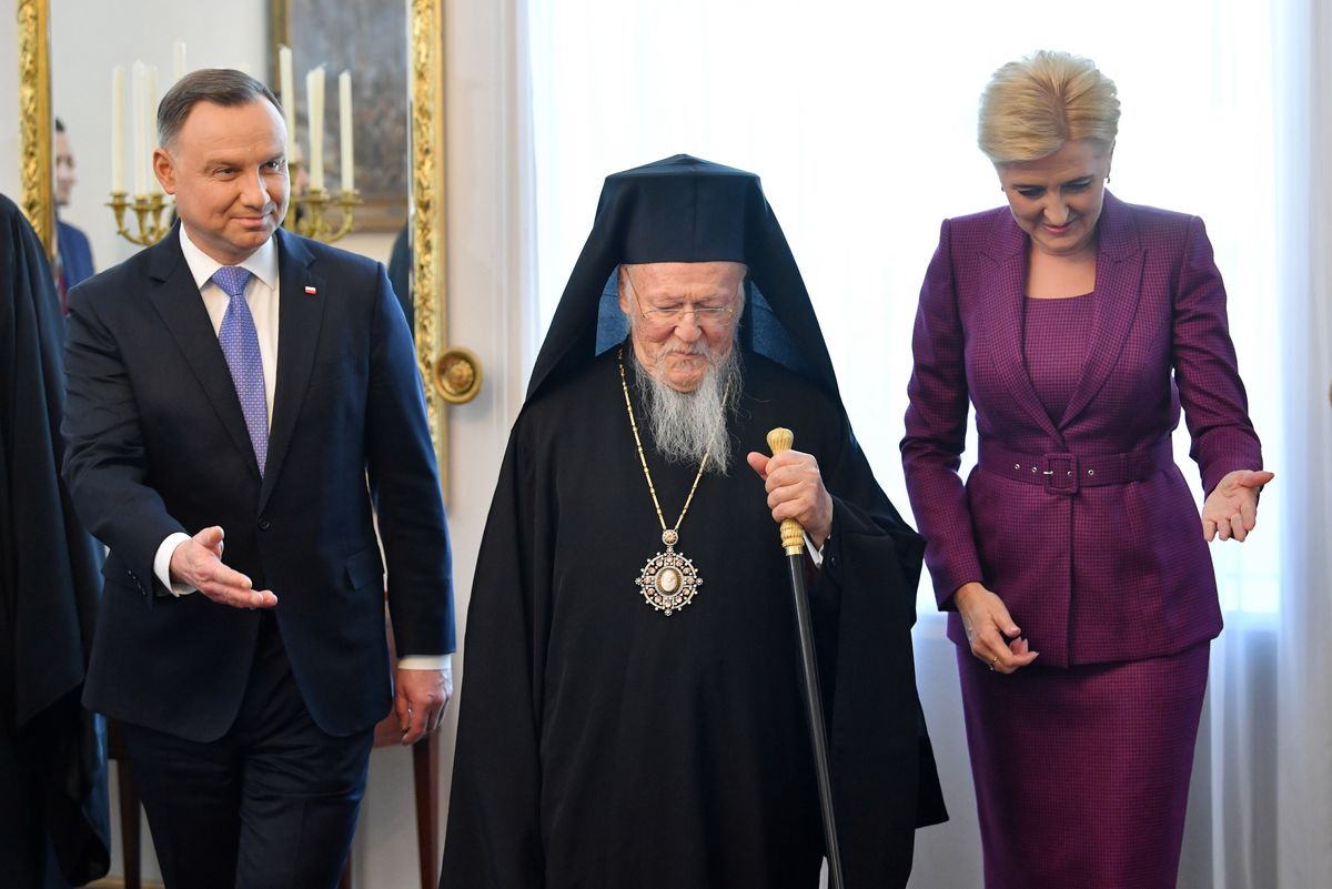 Warszawa, 28.03.2022. Prezydent RP Andrzej Duda (L), pierwsza dama Agata Kornhauser-Duda (P) oraz arcybiskup Konstantynopola � Nowego Rzymu i patriarcha ekumeniczny Bartłomiej I (C) podczas spotkania w Belwederze w Warszawie, 28 bm. Hierarcha przybył do Polski, żeby wesprzeć ukraińskich uchodźców, którzy znaleźli tutaj schronienie z powodu inwazji Rosji na Ukrainę. (kf) PAP/Radek Pietruszka