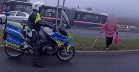 Staruszka przechodziła w niedozwolonym miejscu. Oto reakcja policjantów