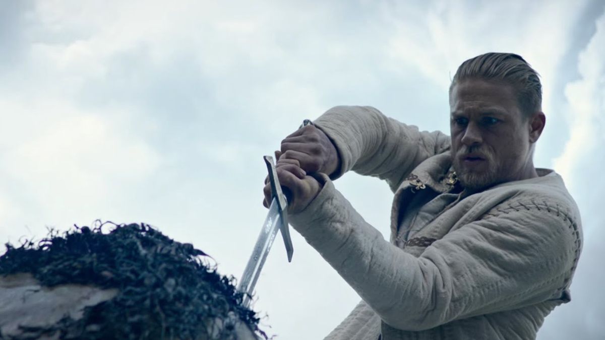 Motyw walecznego i honorowego rycerza fascynuje dziś także filmowców. Na zdjęciu kadr z filmu "Król Artur: Legenda miecza" z Charliem Hunnamem