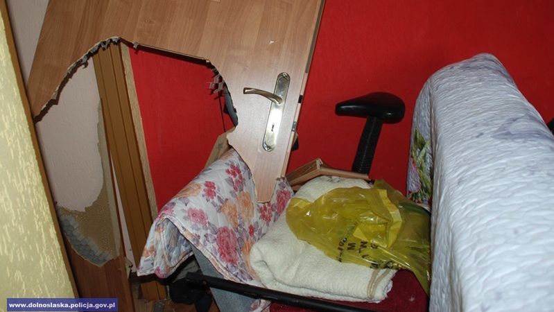 Dolny Śląsk. Policjanci zapobiegli tragedii. 66-latka odłączyła butlę z gazem