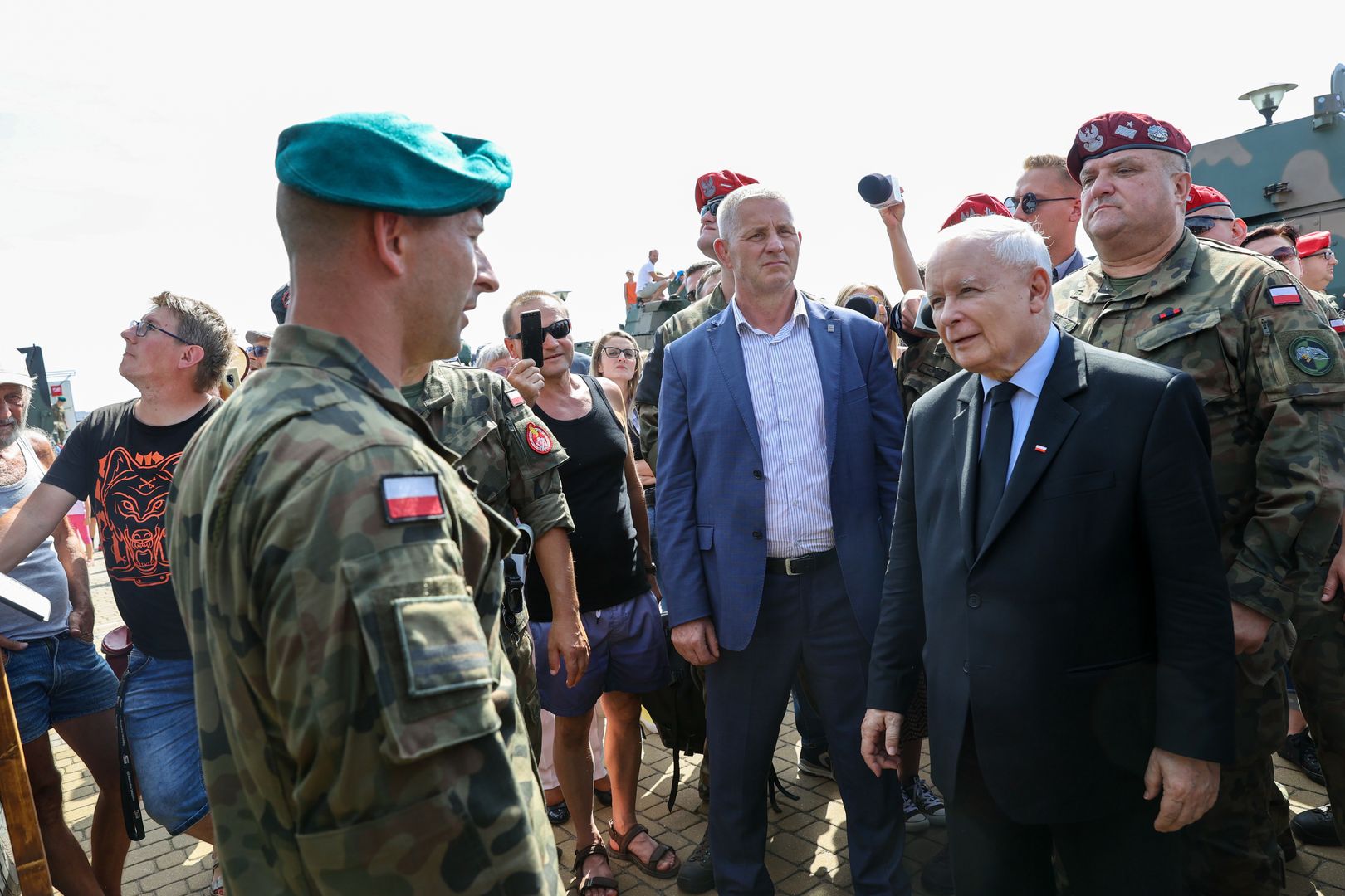 Gen. Pawluk za plecami prezesa PiS, Jarosława Kaczyńskiego