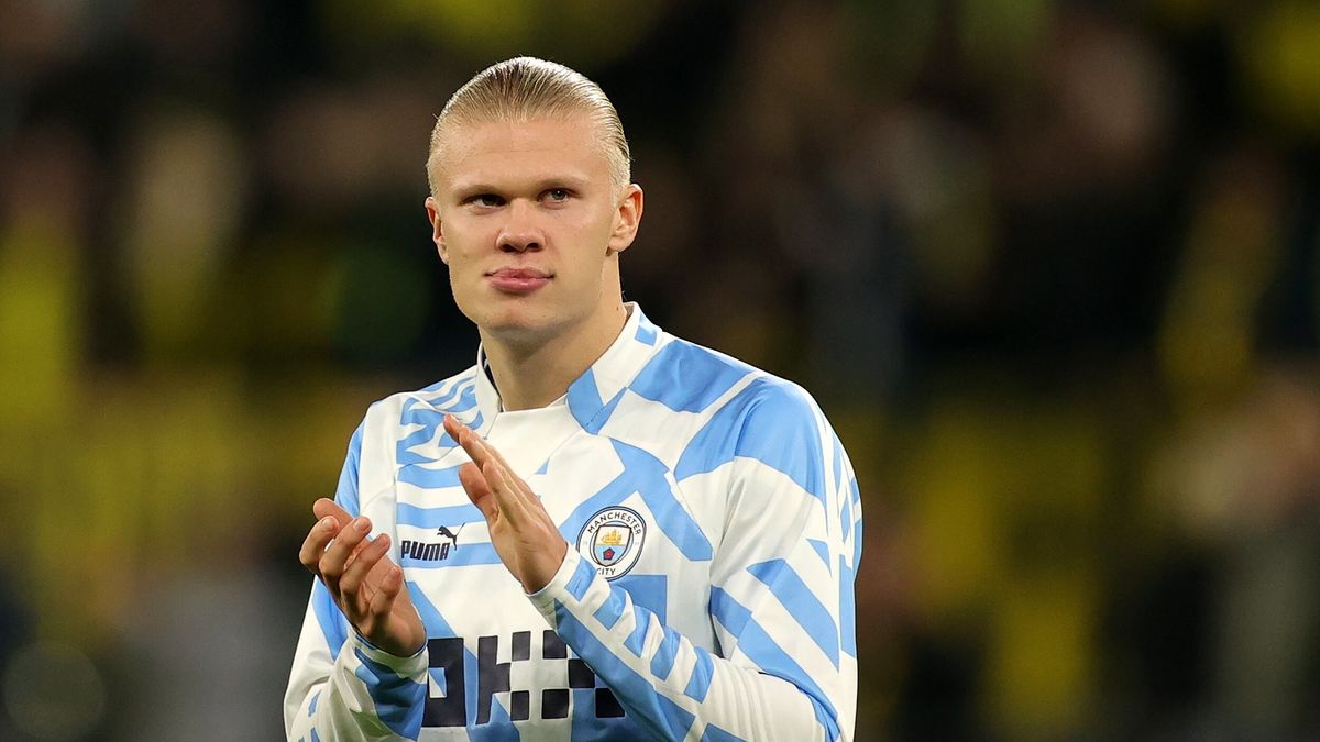 Former Dortmund player Erling Haaland of Manchester City applaud fans after the UEFA Champions League group G match between Borussia Dortmund and Manchester City in Dortmund, Germany, 25 October 2022. The match ended 0-0 and Haaland was taken off at half time. EPA/FRIEDEMANN VOGEL Dostawca: PAP/EPA.