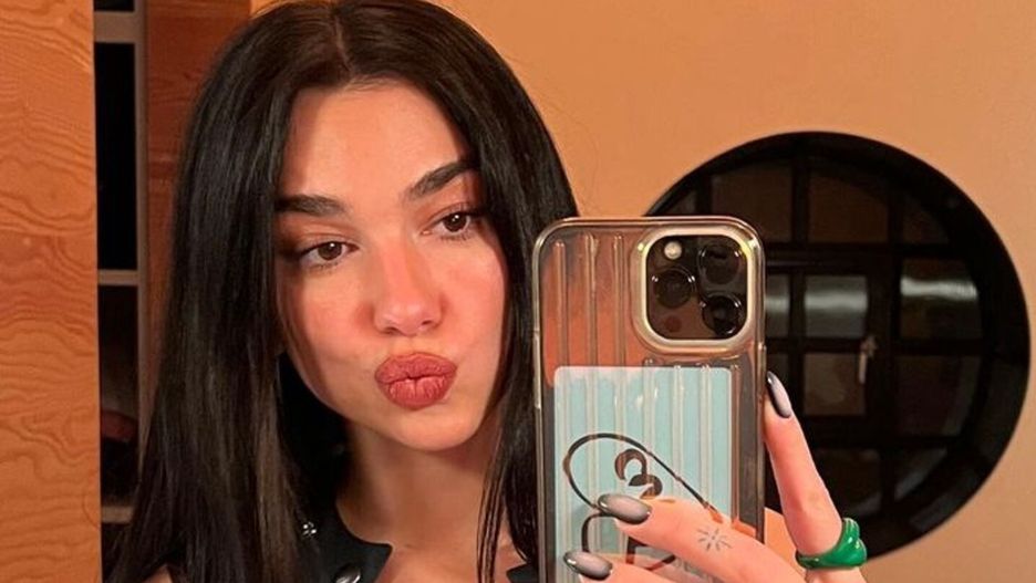 Dua Lipa postawiła na pink aura nailsInstagram/dualipa