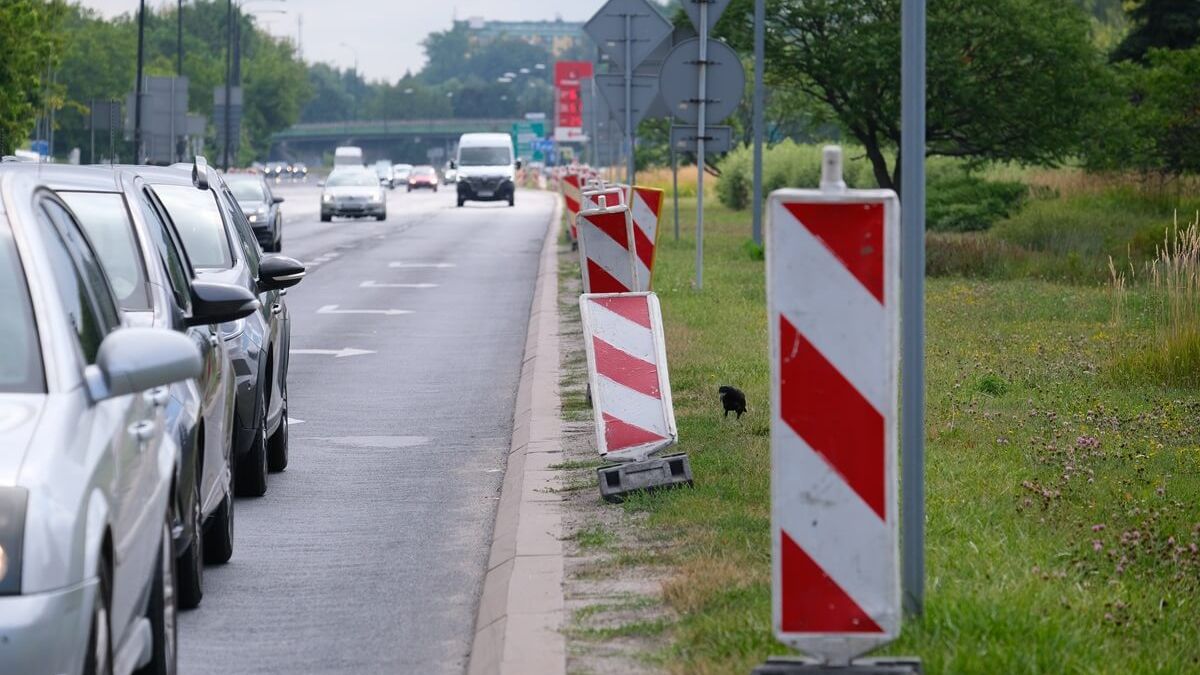 Drogowcy wymienią zniszczoną nawierzchnię na al. Tysiąclecia