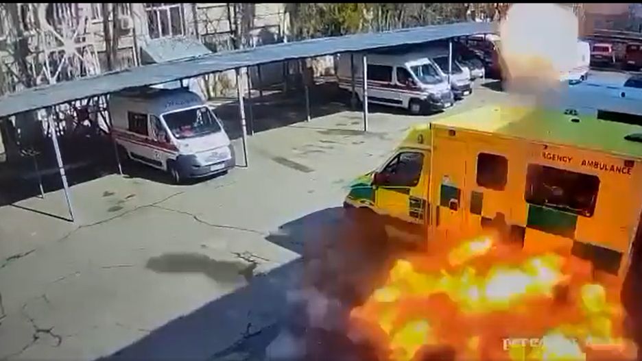 Rosyjski pocisk spadł na dziedziniec szpitala dziecięcego, tuż obok karetki Fot. Twitter/@nexta_tv