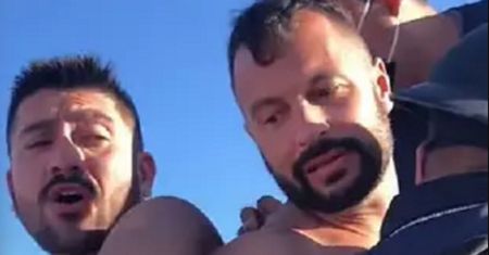 Męski pocałunek wywołał skandal. Interweniowała policja