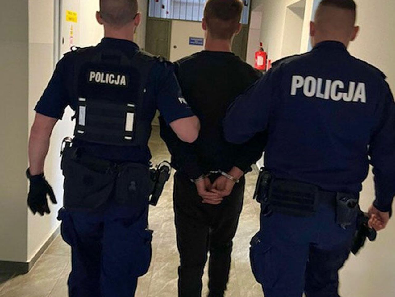 Głuchołazy: 19-latek wszedł do sklepu z nożem kuchennym i groził kasjerce. Domagał się pieniędzy i papierosów