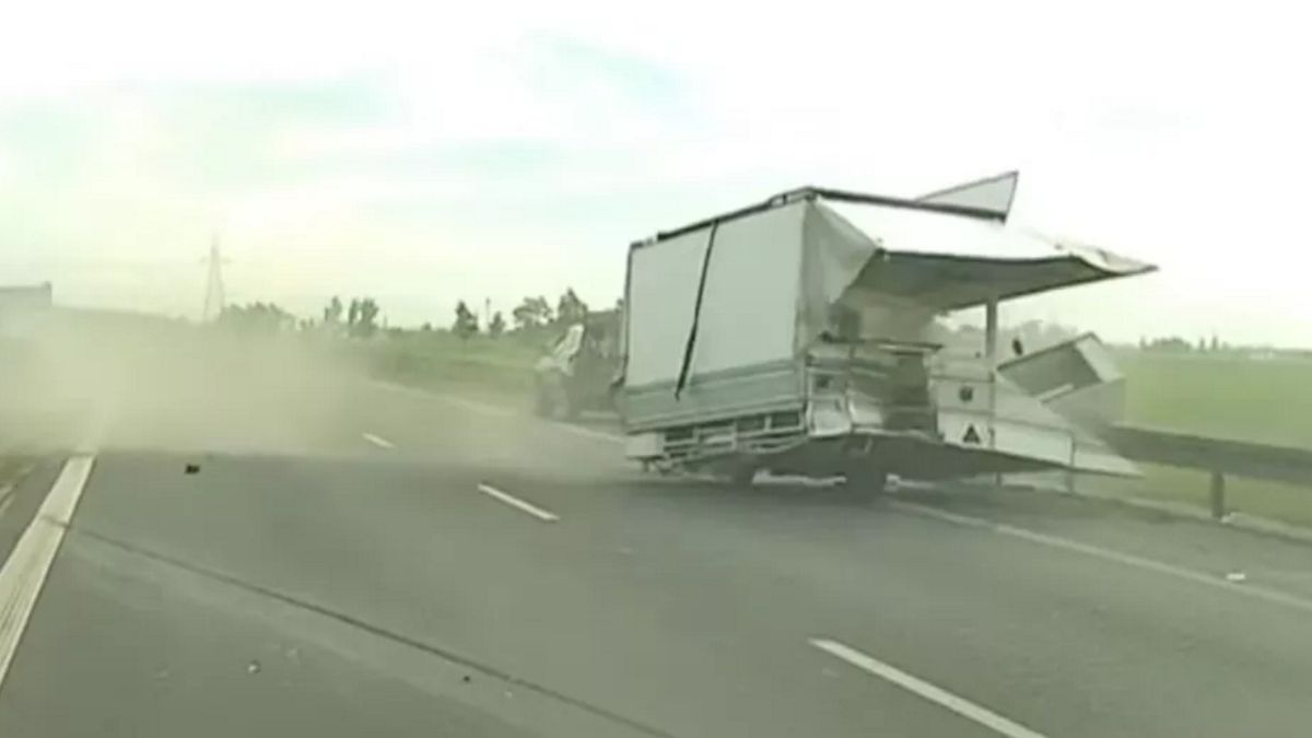 Rozpędzona kobieta kierująca autem marki volvo uderzyła w SUVa ciągnącego przyczepę - foodtruck. 