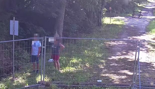 Niemieccy turyści pojechali rowerami pod granicę. Robili zdjęcia Rosji
