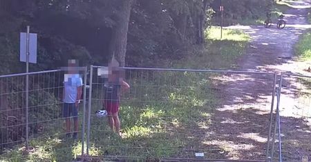 Niemieccy turyści pojechali rowerami pod granicę. Robili zdjęcia Rosji