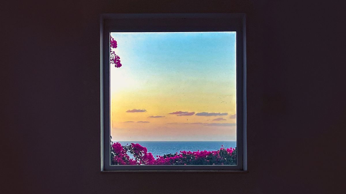 To nie jest obraz wiszący na ścianie, a zdjęcie z wykorzystaniem naturalnej ramy w postaci okna/