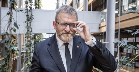 Braun przyłapany w Strasburgu. Tak zapłacił za piwo