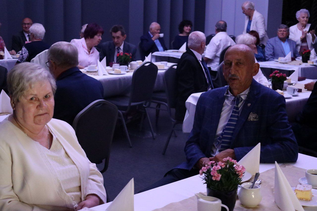 Złote Gody w MOK-u. 50 lat miłości: stateczne pary otrzymały kwiaty i jubileuszowe odznaki
