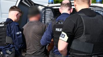 Arsenał broni i materiałów wybuchowych w domu oprawcy. Spektakularna akcja policji zakończona zatrzymaniem