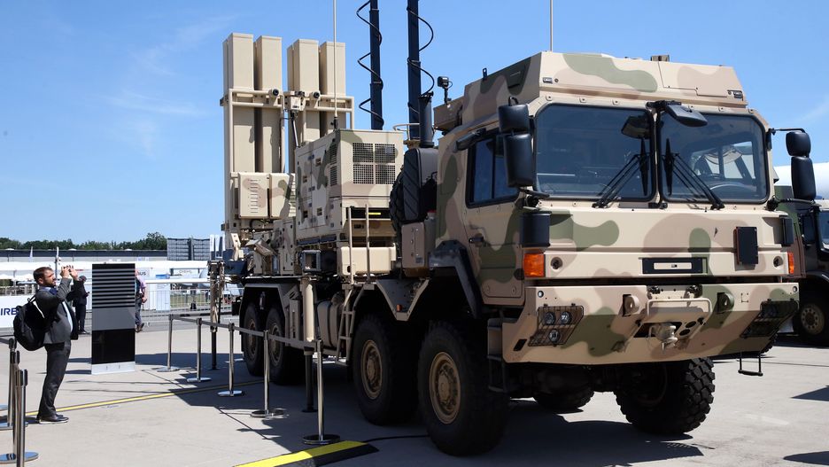 International Aerospace Exhibition ILA
22 June 2022, Brandenburg, Sch�nefeld: A trade visitor takes a photo of a Diehl IRIS-T SLS anti-aircraft weapon system at the ILA International Aerospace Exhibition. The air show at Sch�nefeld Airport will be open from June 22 - 26, 2022. Photo: Wolfgang Kumm/dpa 
Dostawca: PAP/DPA
Wolfgang Kumm
International Aerospace Exhibition ILA