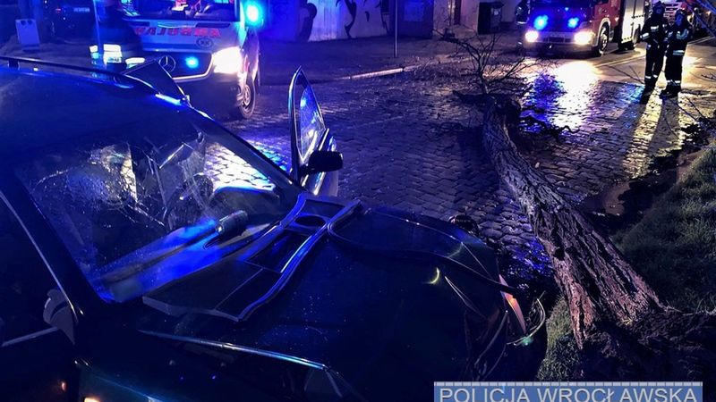 Wrocław. Pościg za pijanym 19-latkiem. Urodziny zakończył uderzeniem w drzewo
