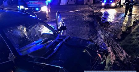 Wrocław. Pościg za pijanym 19-latkiem. Urodziny zakończył uderzeniem w drzewo