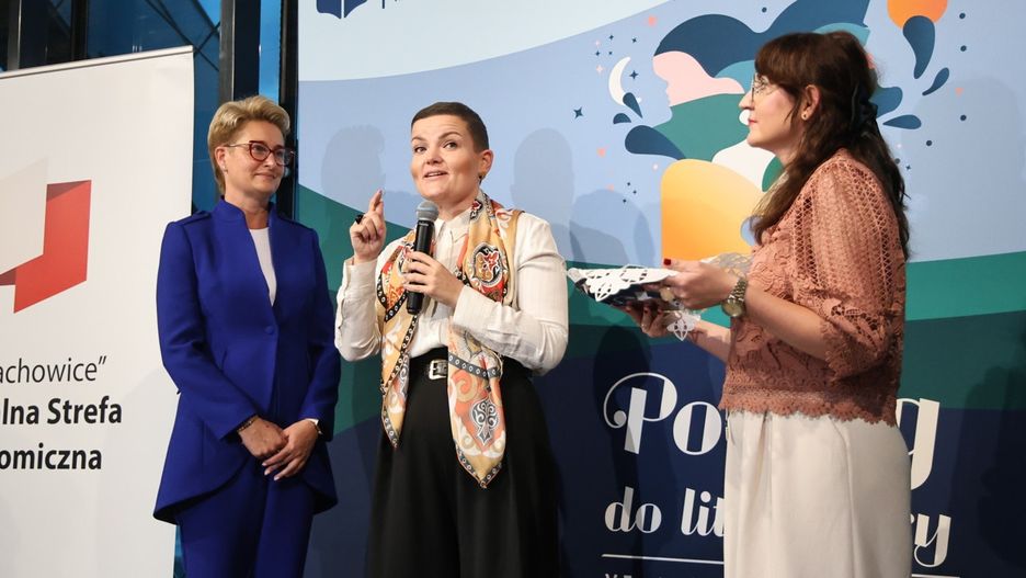 Anna Żmudzińska - dyrektor Miejskiej Biblioteki Publicznej w Kielcach została uhonorowana przez ministrę kultury Annę Martę Cienkowską