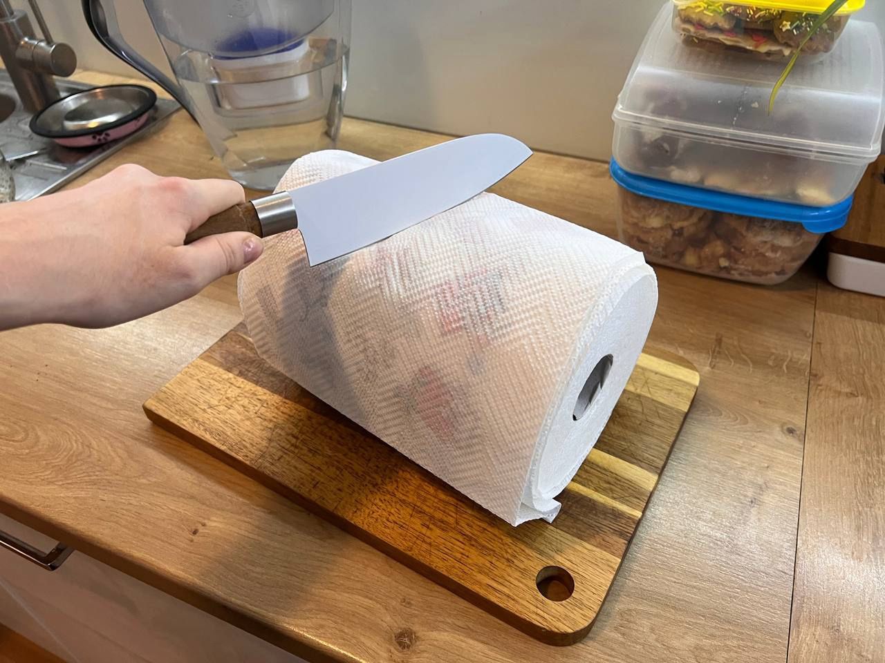 Przekrój rolkę ręcznika papierowego na pół