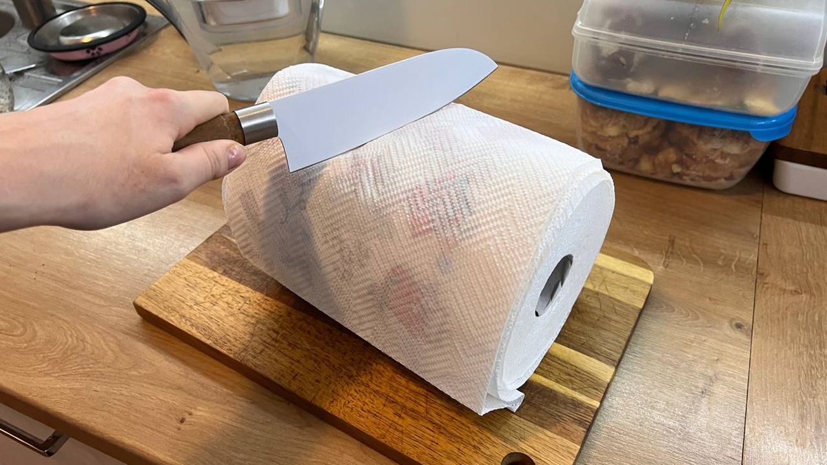 Przekrój rolkę ręcznika papierowego na pół