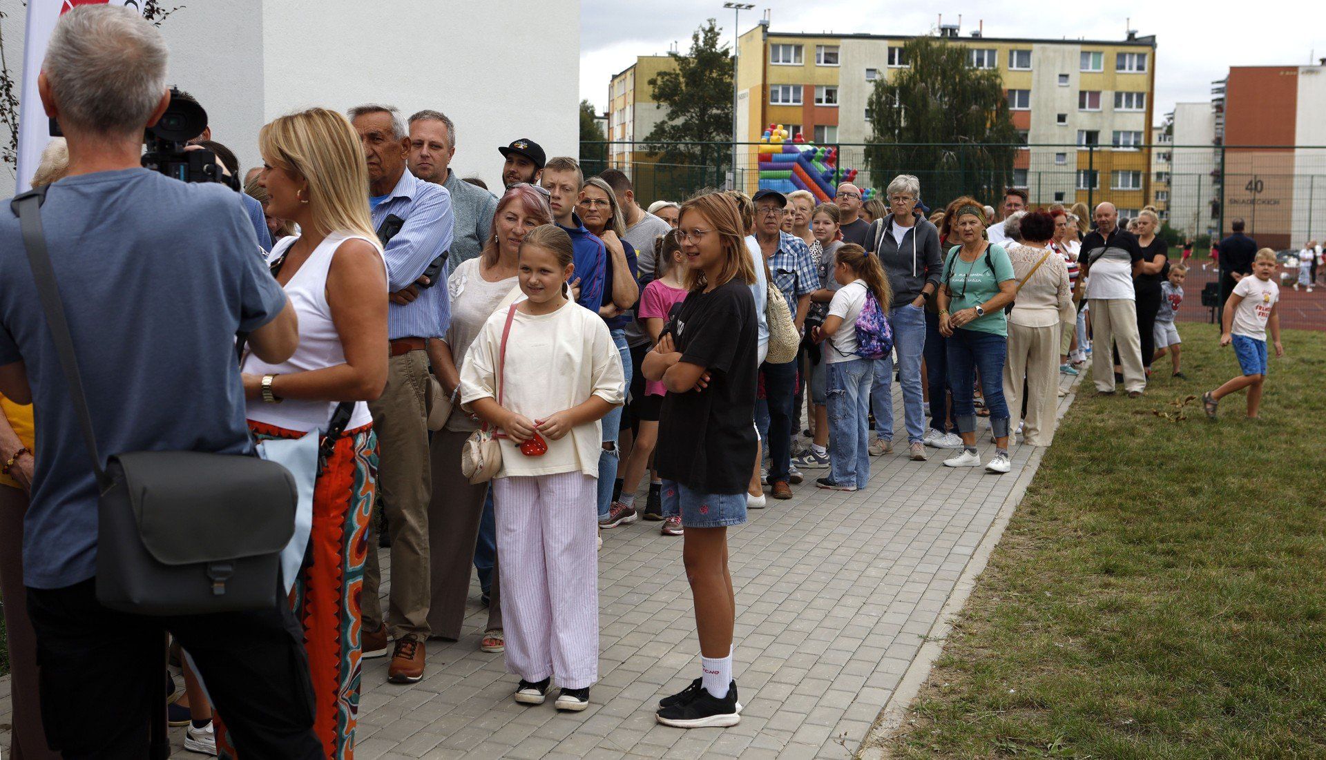 Przed basenem stanęła długa kolejka chętnych
