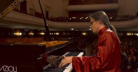 28-letni Polak w II etapie Konkursu Chopinowskiego. Widzowie oburzeni strojem