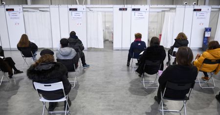 MZ: Dzienna liczba szczepień przeciw COVID-19: 128 455, nowych zakażeń: 7 156