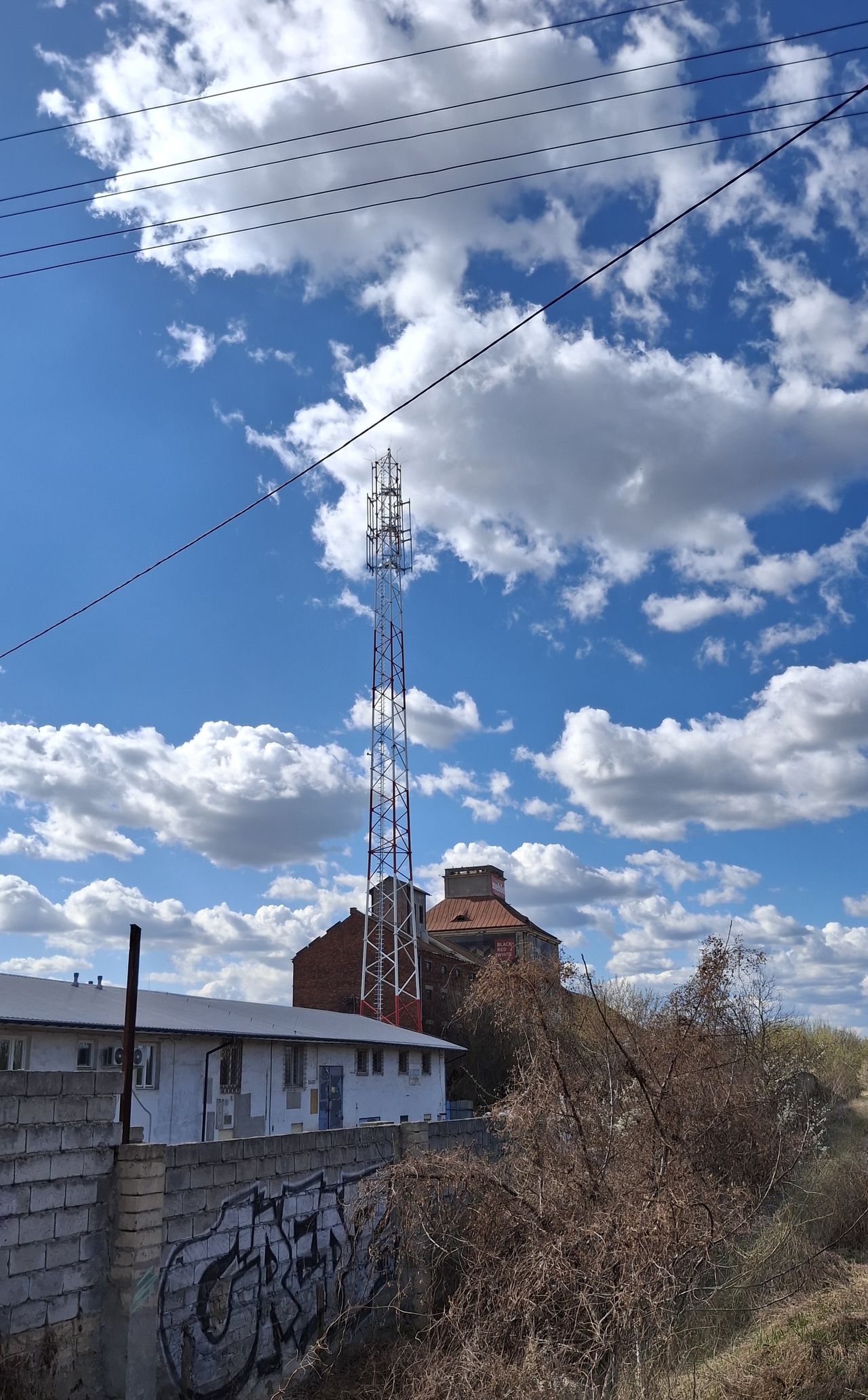 Nadajnik telekomunikacyjny zlokalizowany przy ul. Sandomierskiej