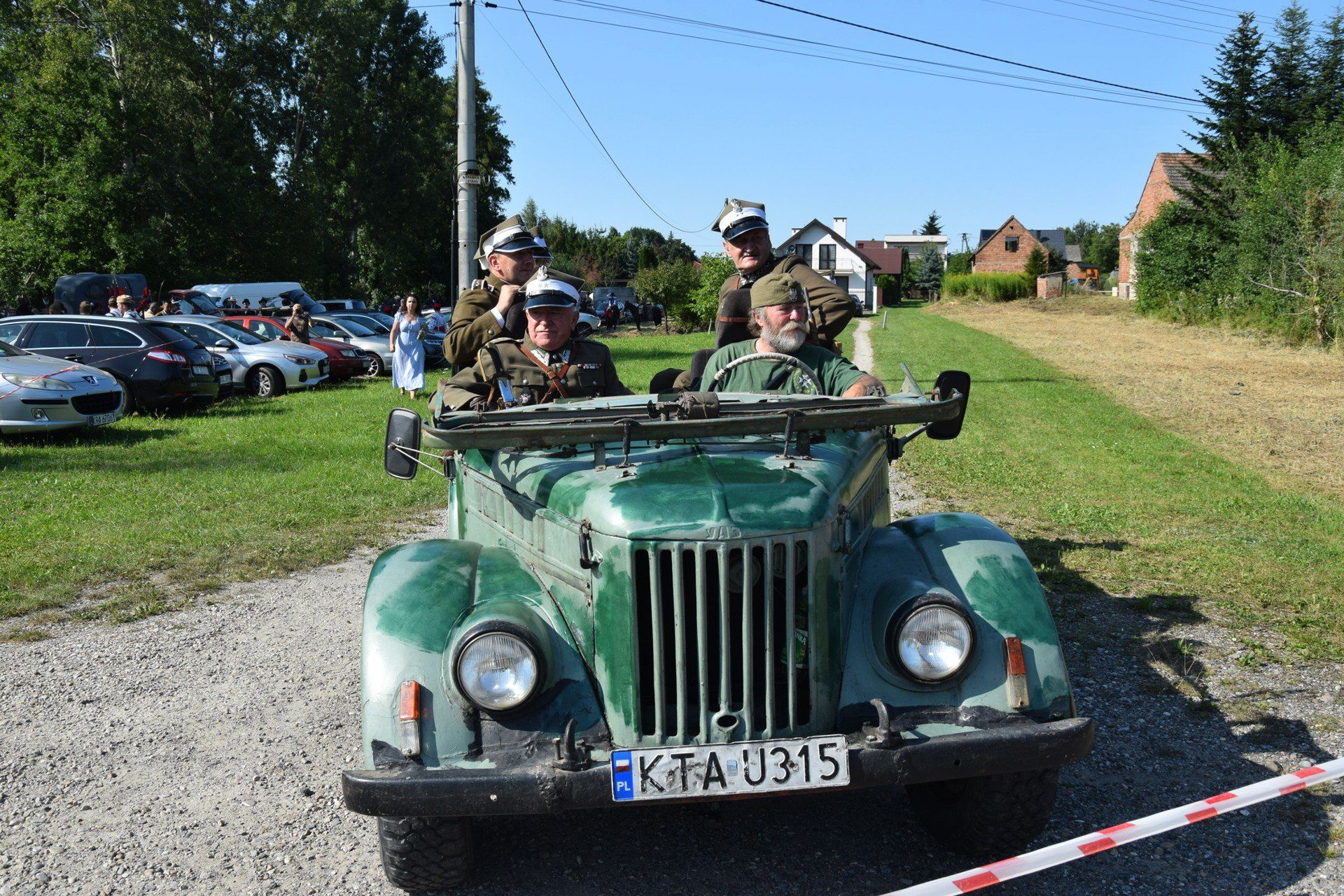 Rekonstruktorzy historyczni pojawili się w Woli Rzędzińskiej również z zabytkowymi pojazdami