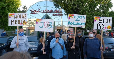 Zamieszanie wokół radiowej Trójki. "To co się dzieje jest żenujące"