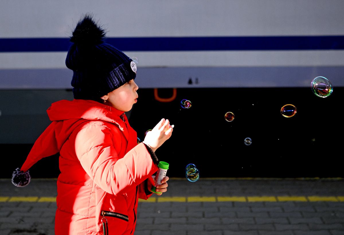  Przemyśl, 12.03.2022. Dziecko uchodźców z Ukrainy na peronie Dworca Głównego PKP w Przemyślu, 12 bm. Trwa inwazja Rosji na Ukrainę. (sko) PAP/Darek Delmanowicz