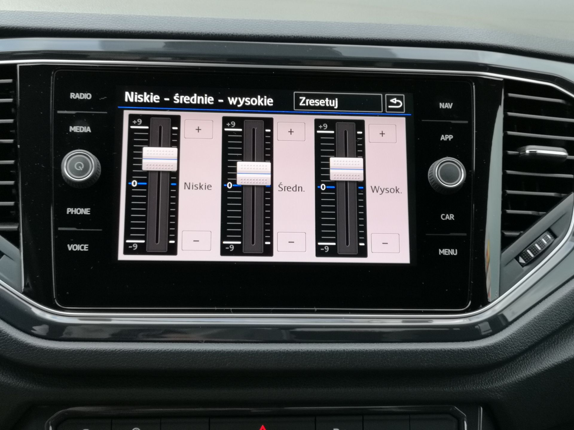 Volkswagen T-Roc: System audio Beats i asystent wyjazdu z miejsca parkingowego 10