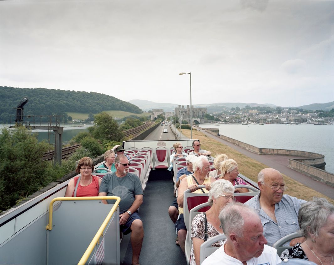 Turyści i zabytki sfotografowani z pokładu autobusu wycieczkowego 6