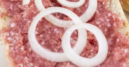 Sanepid wycofuje kiełbasę. Wykryto w niej groźną bakterię