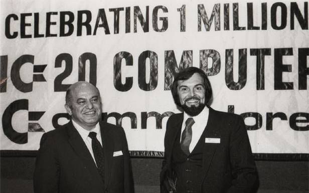Jack Tramiel i Michael Tomczyk świętują sprzedaż pierwszego miliona C64 (Fot. Reghardware.com)