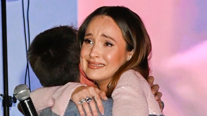 Marina Łuczenko pozuje z córką na hiszpańskiej plaży