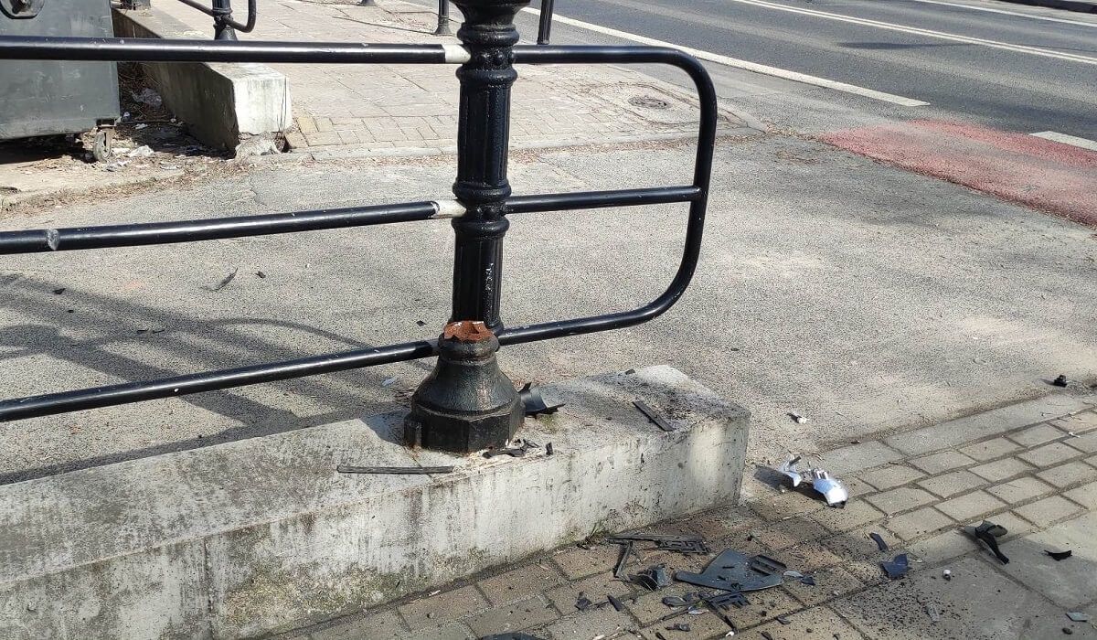 Renault zatrzymał się na słupku