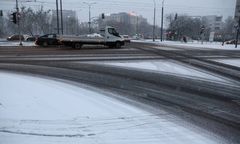 Warszawa. Na ulice, którymi kursują autobusy wyjechało 170 posypywarek