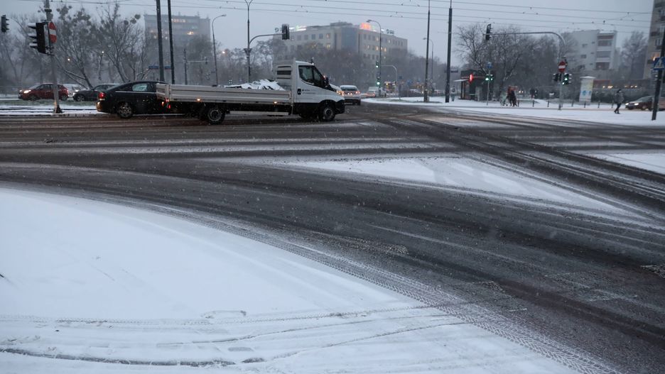 Warszawa. Posypywarki odśnieżają ulice