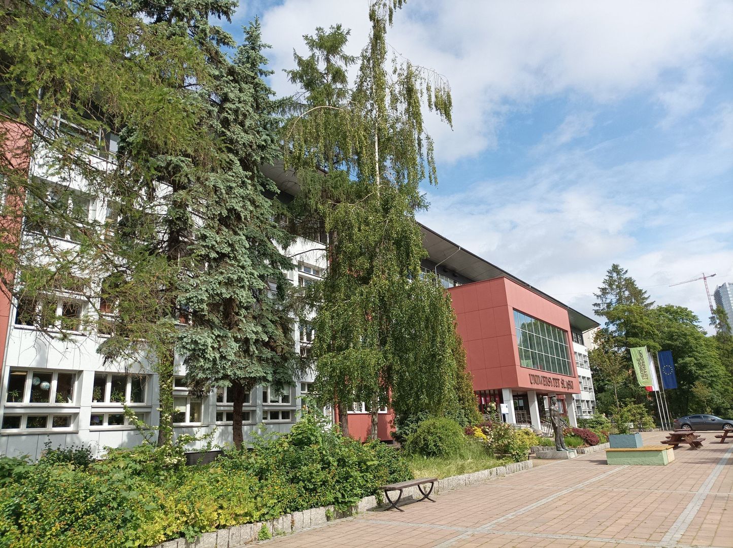 Liczące 7 pięter Śląskie Interdyscyplinarne Centrum Chemii buduje Uniwersytet Śląski w Katowicach. Obiekt za blisko 320 mln zł powstanie w środku kampusu